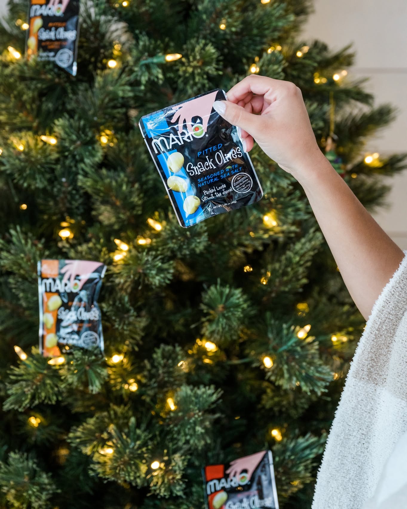 Holiday lights, cozy nights, and a tree full of Mario Snack Olives✨
Mario Snack Olives hanging like little holiday treasures😍The ultimate December mood!#Holidays #Christmas #instagram #MarioFoods #snacks