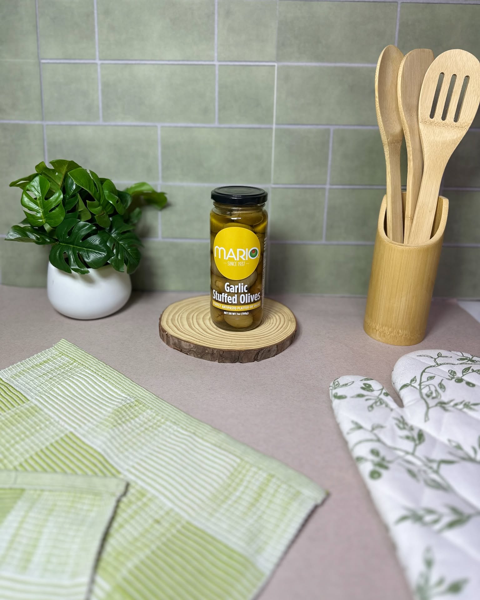 A flavor that speaks for itself😍
Mario Garlic Stuffed Olives bring rich, savory goodness to everyday moments! No occasion needed, just great taste💛#MarioFoods #Olives #garlic #delicious