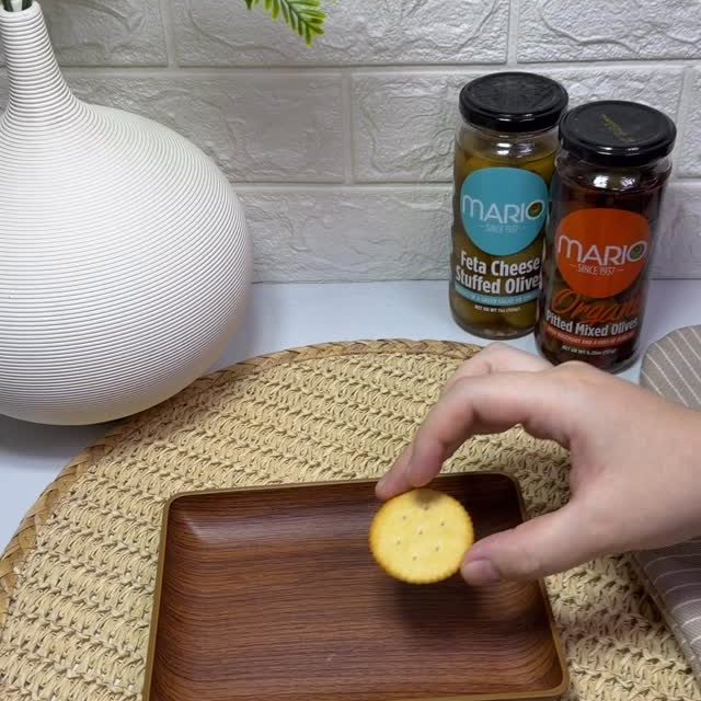Simple. Elegant. Delicious🫒✨
Crackers, creamy feta, and Mario olives😍The perfect bite in seconds!#mariofoods #ig #trending #olives #feta