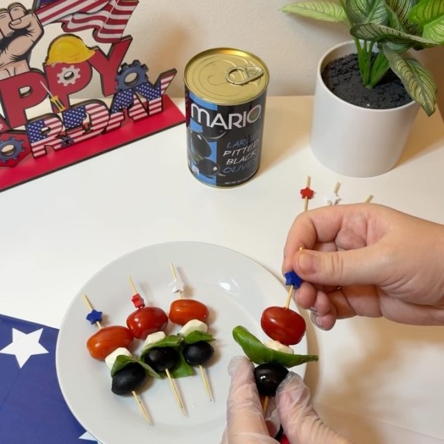 Labor Day bites should be easy, colorful and made for sharing🫒These Caprese Skewers pair tomatoes, mozzarella and Mario Large Pitted Black Olives for a fresh addition to the
holiday spread😍What are you serving this Labor Day?🇺🇸#Mariofoods #laborday #food #holidays #trending