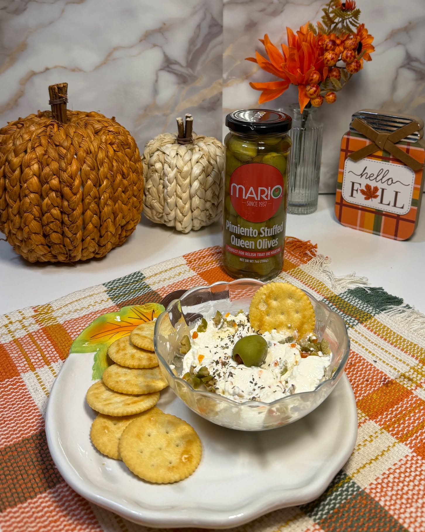 Creamy, savory and ready for fall dipping😍
Mario Pimiento Stuffed Queen Olives give this easy dip a flavorful bite without making the recipe complicated✨Crackers, pita or veggies, what are you dipping?#MarioFoods #Fallrecipes #PiemientoOlives #Olivedip #hellofall🍂