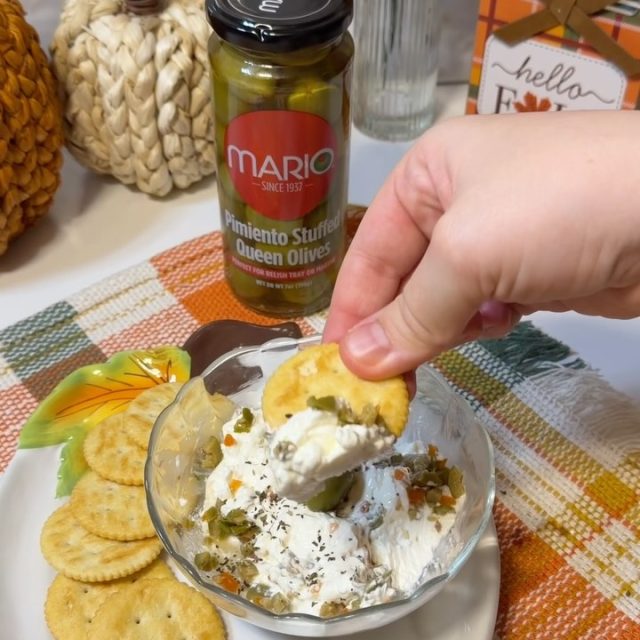 National Cooking Day calls for something easy and worth dipping into😍
This creamy Pimiento Olive Dip gets a savory Mediterranean twist from Mario Pimiento Stuffed Queen Olives!Grab your favorite crackers and dig in
What would you dip first?🤩#MarioFoods #Nationalcookingday #Olives #recipes #trending