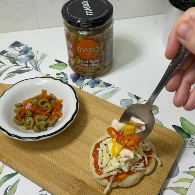 The wait is over😍Mario Salad Sliced Green Olives bring the perfect finishing touch to this Pizza Month favorite!
Simple, cheesy and loaded with olive flavor🤩#MarioFoods #Pizza #Trending #Olives #IG